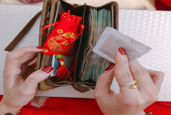 Dựa theo quy luật ngũ hành việc để đồ vật hợp mệnh hoặc có ngũ hành tương sinh trong ví cũng là một cách thức đơn giản giúp các bạn kích hoạt vận trình tài lộc.