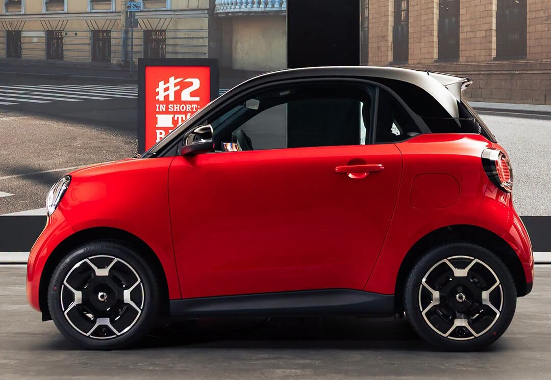 Smart #2 vẫn giữ lại những nét nhận diện quen thuộc như các bánh xe được đẩy sát ra 4 góc.