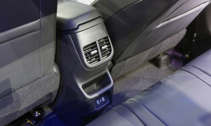 Mẫu sedan Hàn Quốc giá 439 triệu đồng có thực sự "ngon"? - 7