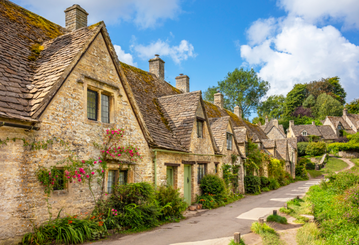Bibury được Forbes ca ngợi là "ngôi làng đẹp nhất thế giới". Ảnh: AFP