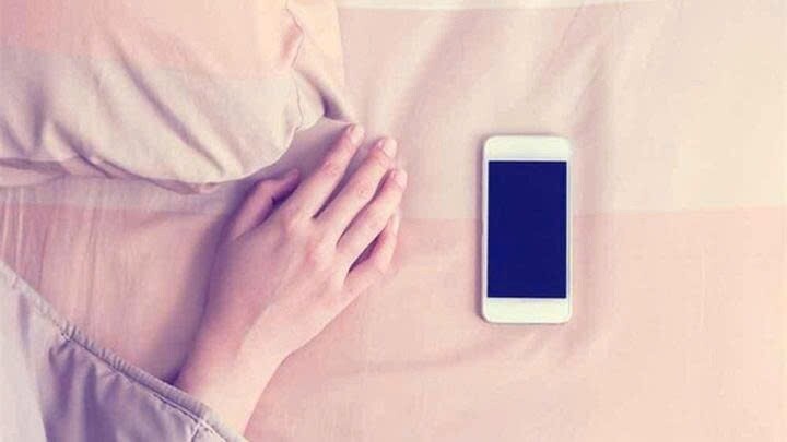 Nhiều người có thói quen đặt điện thoại cạnh giường để tiện xem giờ, báo thức hoặc kiểm tra thông báo